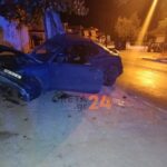 Τροχαίο στα Χανιά: Αυτοκίνητο καρφώθηκε σε τοίχο σπιτιού – Στο νοσοκομείο ο οδηγός Υπότιτλος: Ένας άνδρας τραυματίστηκε τα ξημερώματα στη Χαλέπα Χανίων, όταν το όχημά του εξετράπη της πορείας του και προσέκρουσε σε τοίχο κατοικίας. Στο νοσοκομείο Χανίων μεταφέρθηκε τα ξημερώματα της Παρασκευής 31 Οκτωβρίου ένας οδηγός αυτοκινήτου που τραυματίστηκε σε τροχαίο ατύχημα στη Χαλέπα, στην οδό Κωνσταντίνου Μητσοτάκη, σύμφωνα με το creta24.gr. Αυτόπτες μάρτυρες ανέφεραν ότι ο οδηγός έχασε τον έλεγχο του οχήματος και καρφώθηκε σε τοίχο σπιτιού, προκαλώντας μεγάλη αναστάτωση στην περιοχή. Άμεσα στο σημείο έσπευσαν διασώστες του ΕΚΑΒ, οι οποίοι παρέλαβαν τον τραυματία και τον μετέφεραν στο νοσοκομείο για τις απαραίτητες ιατρικές εξετάσεις. Ετικέτες: Χανιά, τροχαίο, τραυματισμός