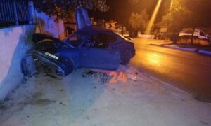 Τροχαίο στα Χανιά: Αυτοκίνητο καρφώθηκε σε τοίχο σπιτιού – Στο νοσοκομείο ο οδηγός Υπότιτλος: Ένας άνδρας τραυματίστηκε τα ξημερώματα στη Χαλέπα Χανίων, όταν το όχημά του εξετράπη της πορείας του και προσέκρουσε σε τοίχο κατοικίας. Στο νοσοκομείο Χανίων μεταφέρθηκε τα ξημερώματα της Παρασκευής 31 Οκτωβρίου ένας οδηγός αυτοκινήτου που τραυματίστηκε σε τροχαίο ατύχημα στη Χαλέπα, στην οδό Κωνσταντίνου Μητσοτάκη, σύμφωνα με το creta24.gr. Αυτόπτες μάρτυρες ανέφεραν ότι ο οδηγός έχασε τον έλεγχο του οχήματος και καρφώθηκε σε τοίχο σπιτιού, προκαλώντας μεγάλη αναστάτωση στην περιοχή. Άμεσα στο σημείο έσπευσαν διασώστες του ΕΚΑΒ, οι οποίοι παρέλαβαν τον τραυματία και τον μετέφεραν στο νοσοκομείο για τις απαραίτητες ιατρικές εξετάσεις. Ετικέτες: Χανιά, τροχαίο, τραυματισμός