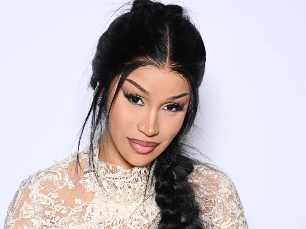 Η Cardi B σοκάρει με την αποκάλυψη ότι έχει μήνες να λούσει τα μαλλιά της