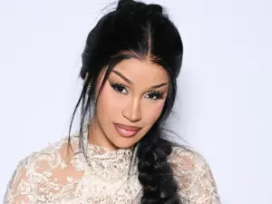 Η Cardi B σοκάρει με την αποκάλυψη ότι έχει μήνες να λούσει τα μαλλιά της