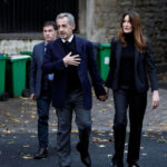 Ο Νικολά Σαρκοζί πίσω από τα σίδερα: Το φιλί στη Μπρούνι, οι επευφημίες του πλήθους και το κελί της πολυτέλειας
