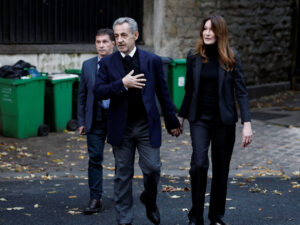 Ο Νικολά Σαρκοζί πίσω από τα σίδερα: Το φιλί στη Μπρούνι, οι επευφημίες του πλήθους και το κελί της πολυτέλειας