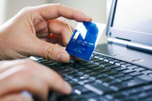 Οι τράπεζες τσεκάρουν IBAN και όνομα – Τι άλλαξε για τις άμεσες πληρωμές