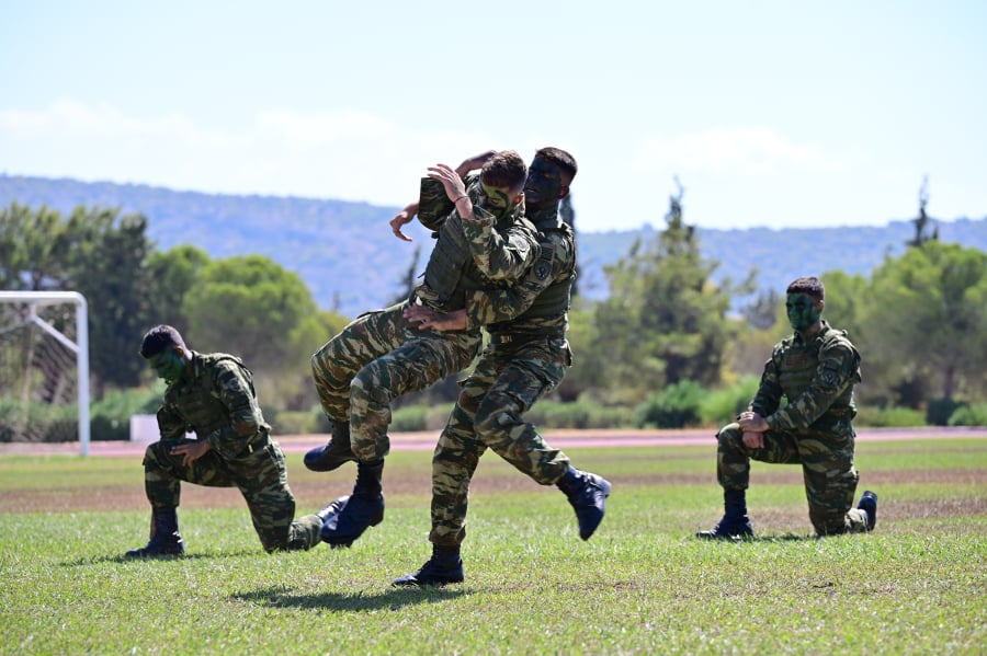 Ανοίγει ο δρόμος για υποχρεωτική στράτευση γυναικών στην Ελλάδα