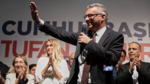 Κύπρος: Ποιος είναι ο Τουφάν Ερχιουρμάν που επικράτησε του εκλεκτού του Ερντογάν στα Κατεχόμενα