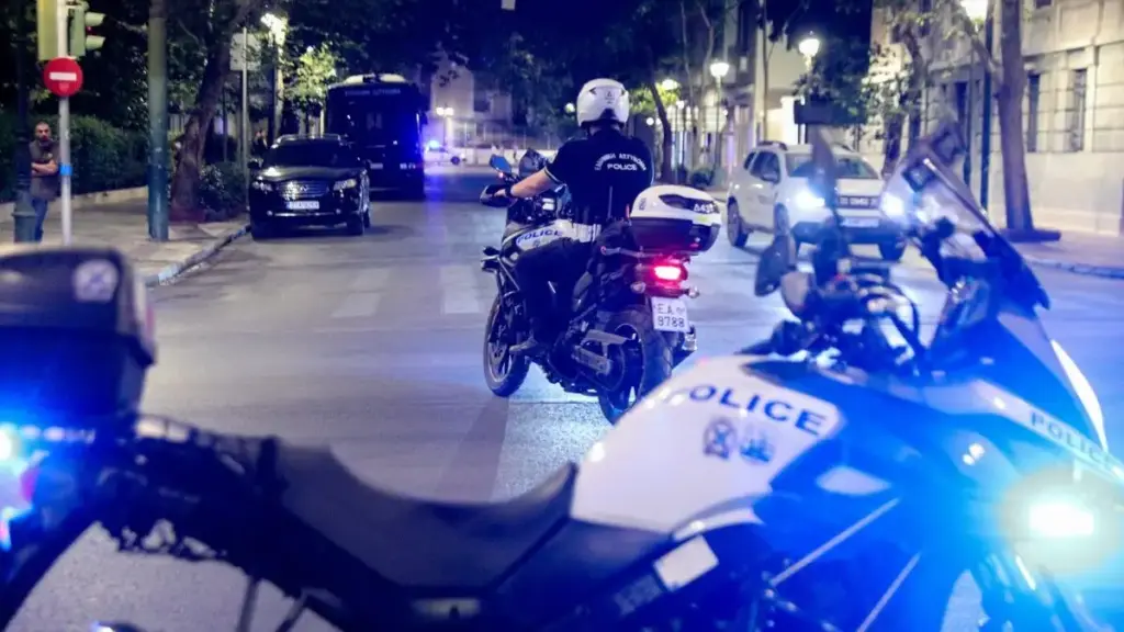 Θεσσαλονίκη: Οδηγός ταξί παρέσυρε αστυνομικό και τον εγκατέλειψε στη μέση του δρόμου