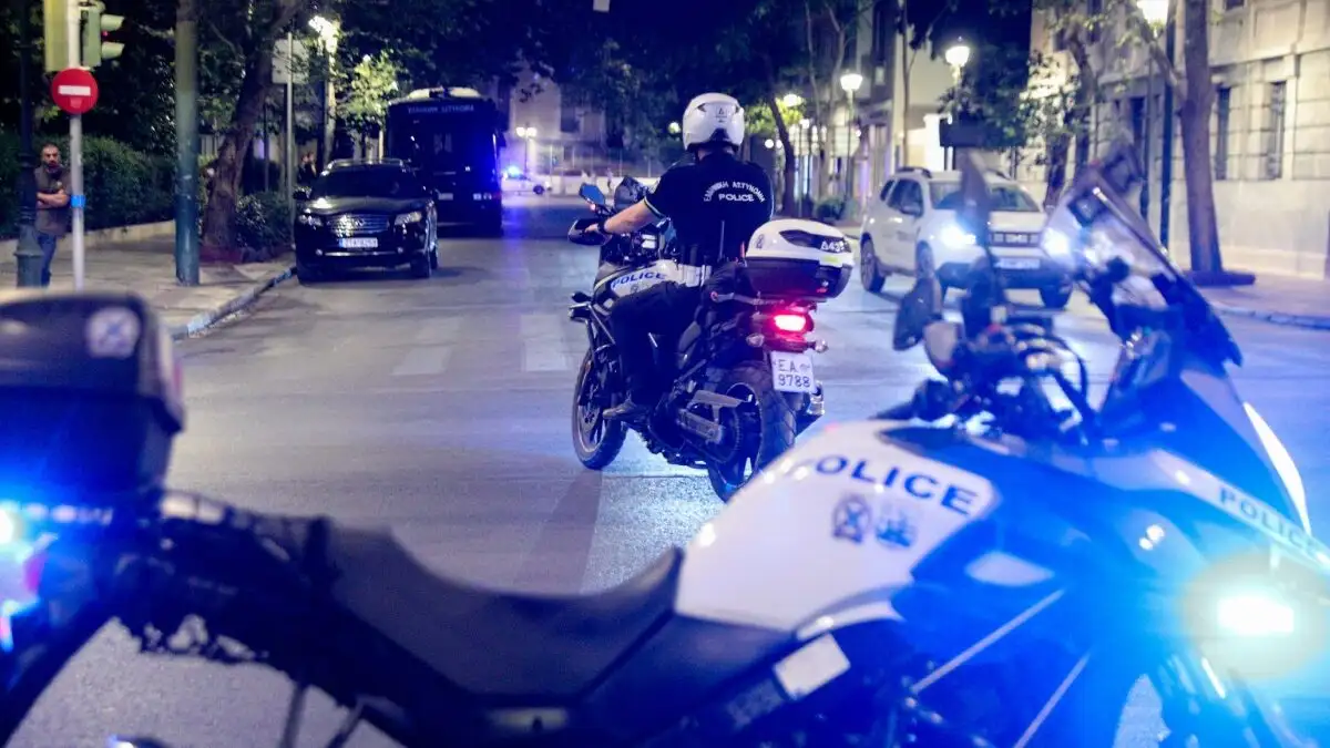 Θεσσαλονίκη: Οδηγός ταξί παρέσυρε αστυνομικό και τον εγκατέλειψε στη μέση του δρόμου