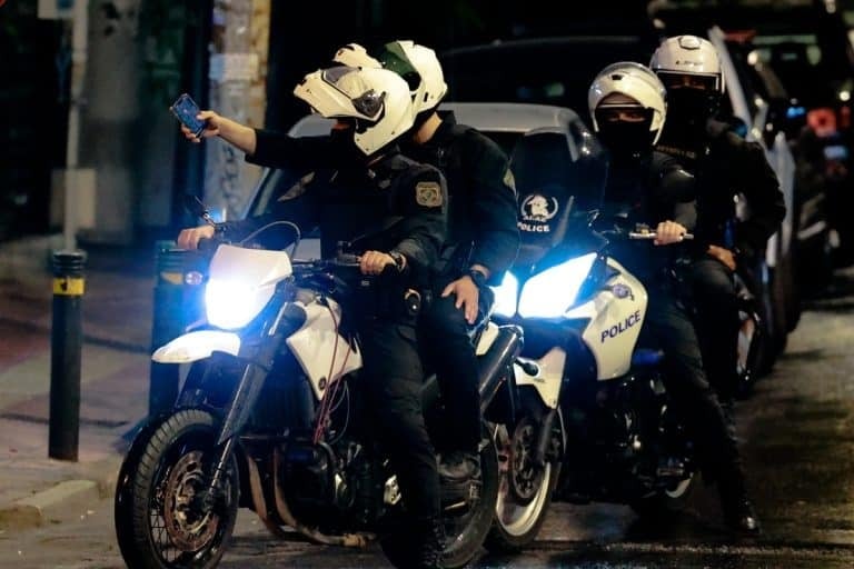 Χτυπήθηκαν από ταξί πάνω σε μηχανή ανώτατα στελέχη της ΕΛ.ΑΣ στη Θεσσαλονίκη