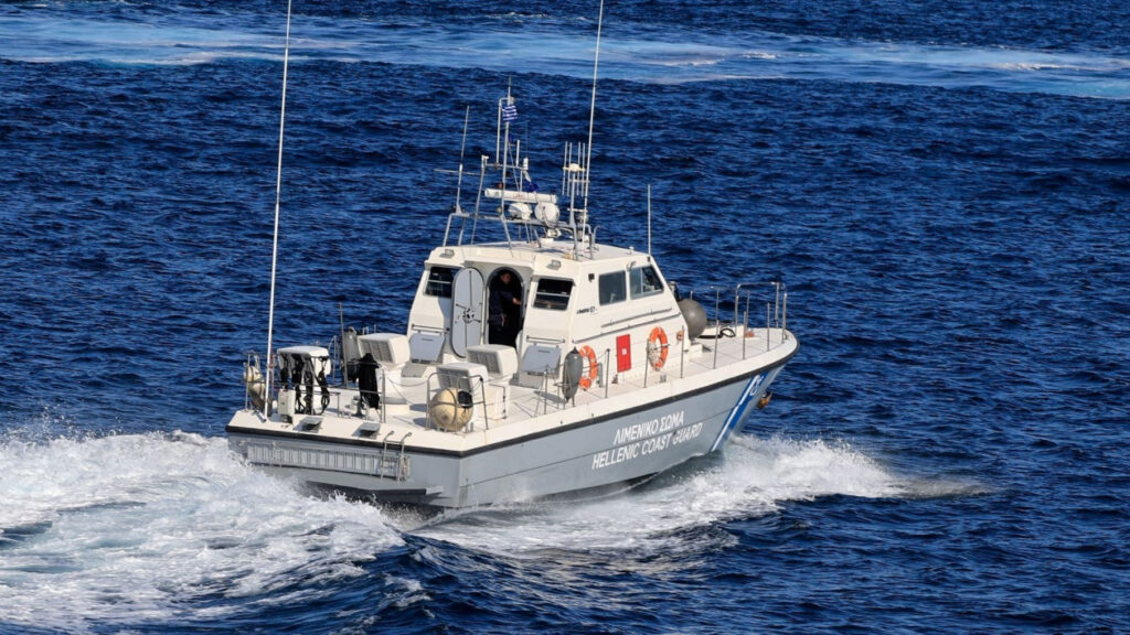 Καταδίωξη ταχυπλόου με 33 μετανάστες στο Φαρμακονήσι – Συγκλονιστική επιχείρηση του Λιμενικού