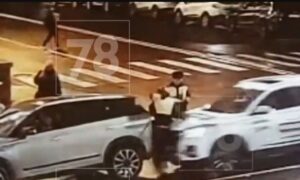 Γυναίκα έλιωσε τροχονόμο: Μπέρδεψε το γκάζι με το φρένο – Σκληρό βίντεο