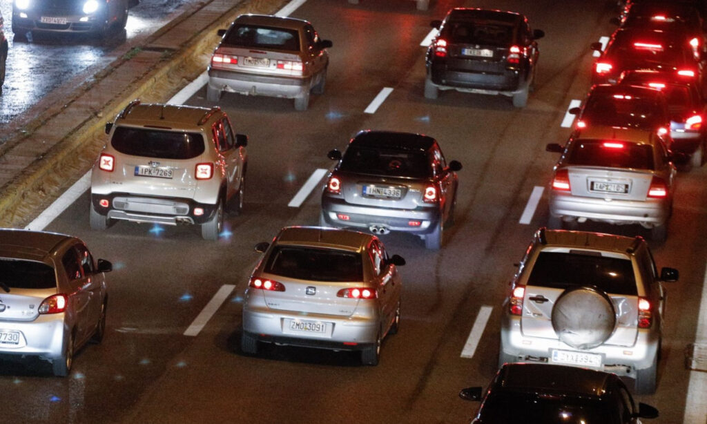 Τροχαίο στη Λεωφόρο Αθηνών–Σουνίου: Σύγκρουση μηχανών και κυκλοφοριακό χάος