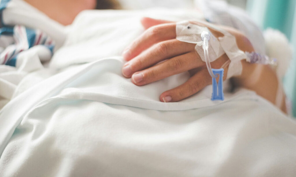 Γεωργιανός μαχαίρωσε με πιρούνι την έγκυο σύζυγό του – Δραματική μάχη στο «Αττικόν» για να σωθεί η όρασή της