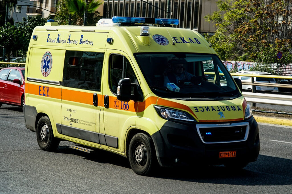 Σοβαρό τροχαίο στο Γέρακα: Αυτοκίνητο καρφώθηκε σε κολώνα