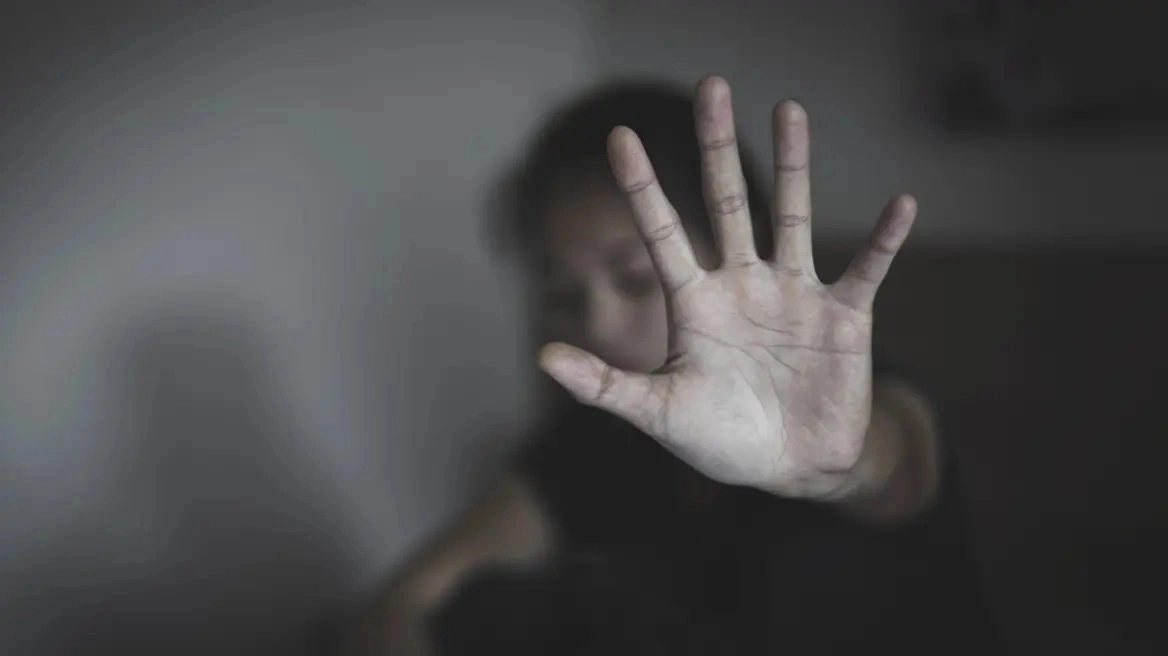 Έσπασε το σπίτι και απείλησε να σκοτώσει τη σύζυγό του μπροστά στο παιδί τους
