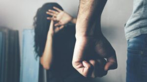 Ενδοοικογενειακή βία στο Κορωπί: Διασωληνωμένη η 40χρονη – Έπαιζε θέατρο ο θύτης