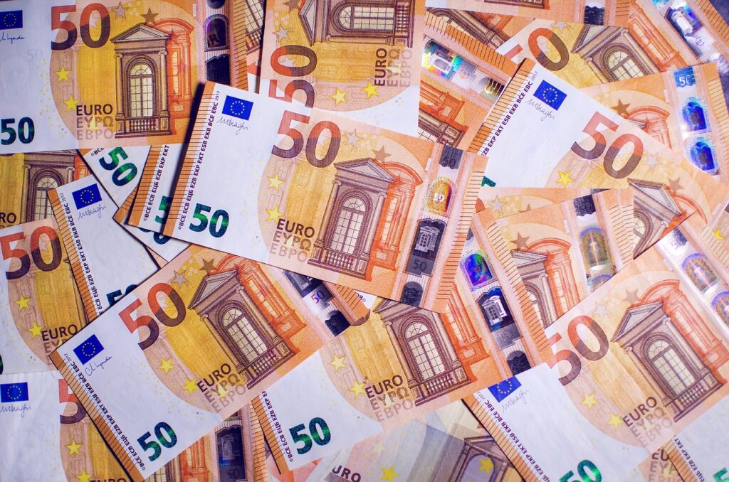 Επίδομα 100 ευρώ κάθε μήνα: Ποιοι το παίρνουν