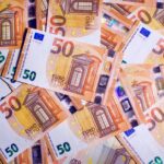 Επίδομα 100 ευρώ κάθε μήνα: Ποιοι το παίρνουν