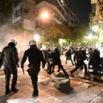 Μεγάλη ένταση τώρα στα Εξάρχεια – Άγριο ξύλο μεταξύ διαδηλωτών και ΜΑΤ