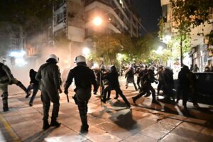 Μεγάλη ένταση τώρα στα Εξάρχεια – Άγριο ξύλο μεταξύ διαδηλωτών και ΜΑΤ