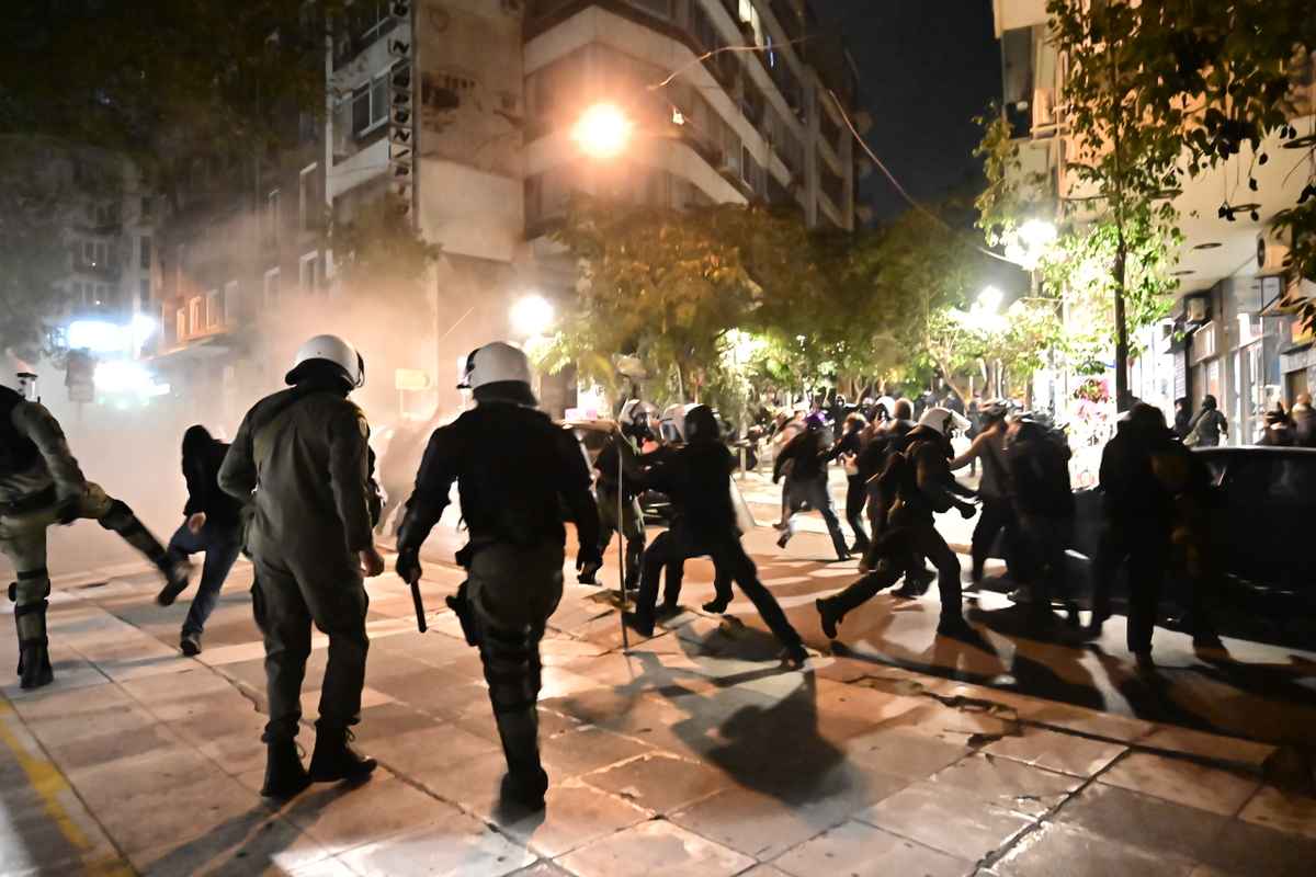 Μεγάλη ένταση τώρα στα Εξάρχεια – Άγριο ξύλο μεταξύ διαδηλωτών και ΜΑΤ