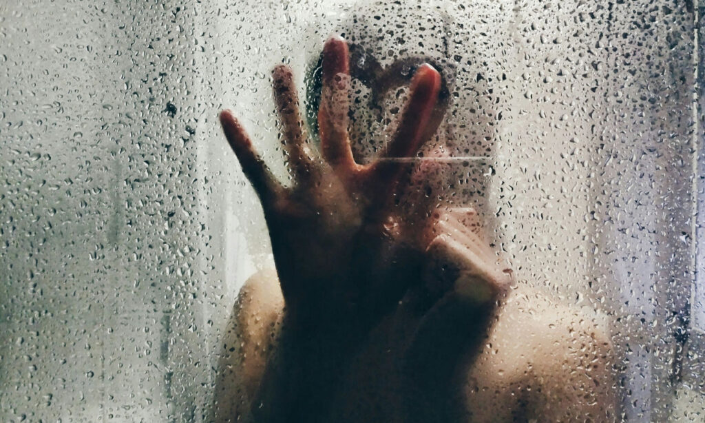 Τρόμος στη Νέα Σμύρνη: 28χρονη κλειδώθηκε στο μπάνιο για να σωθεί από τον σύντροφό της που την απείλησε με μαχαίρι