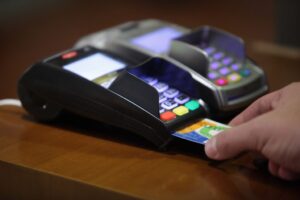 Τέρμα τα POS: Έτσι θα περνάμε τις κάρτες μας