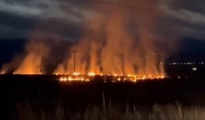 Φωτιά τώρα στο Άργος Ορεστικoύ – Μεγάλη επιχείρηση της πυροσβεστικής