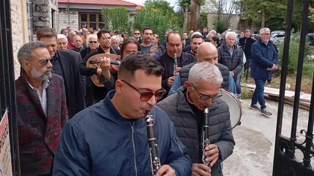 Γρηγόρης Καψάλης: Θρήνος στην κηδεία – Η τελετή με ήχους κλαρίνων