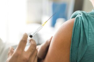 ΕΟΔΥ: Ποιοι δεν θα πρέπει να κάνουν το εμβόλιο για τη γρίπη