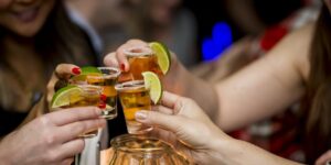 Θεσσαλονίκη: Τρεις συλλήψεις για πώληση αλκοόλ σε ανήλικους