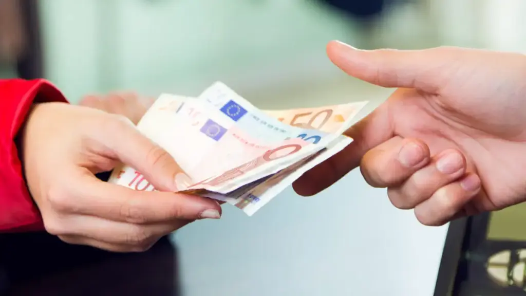 Επίδομα 250 ευρώ: Ποιοι το παίρνουν, ποιοι μένουν εκτός