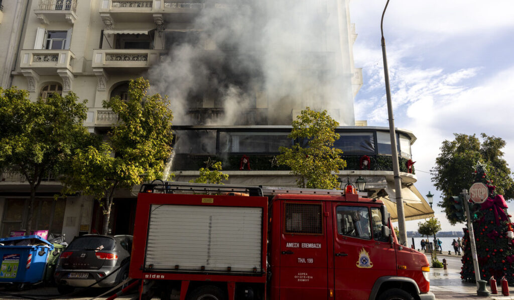Μεγάλη φωτιά σε πασίγνωστη καφετέρια της Θεσσαλονίκης στην παραλιακή (vids)