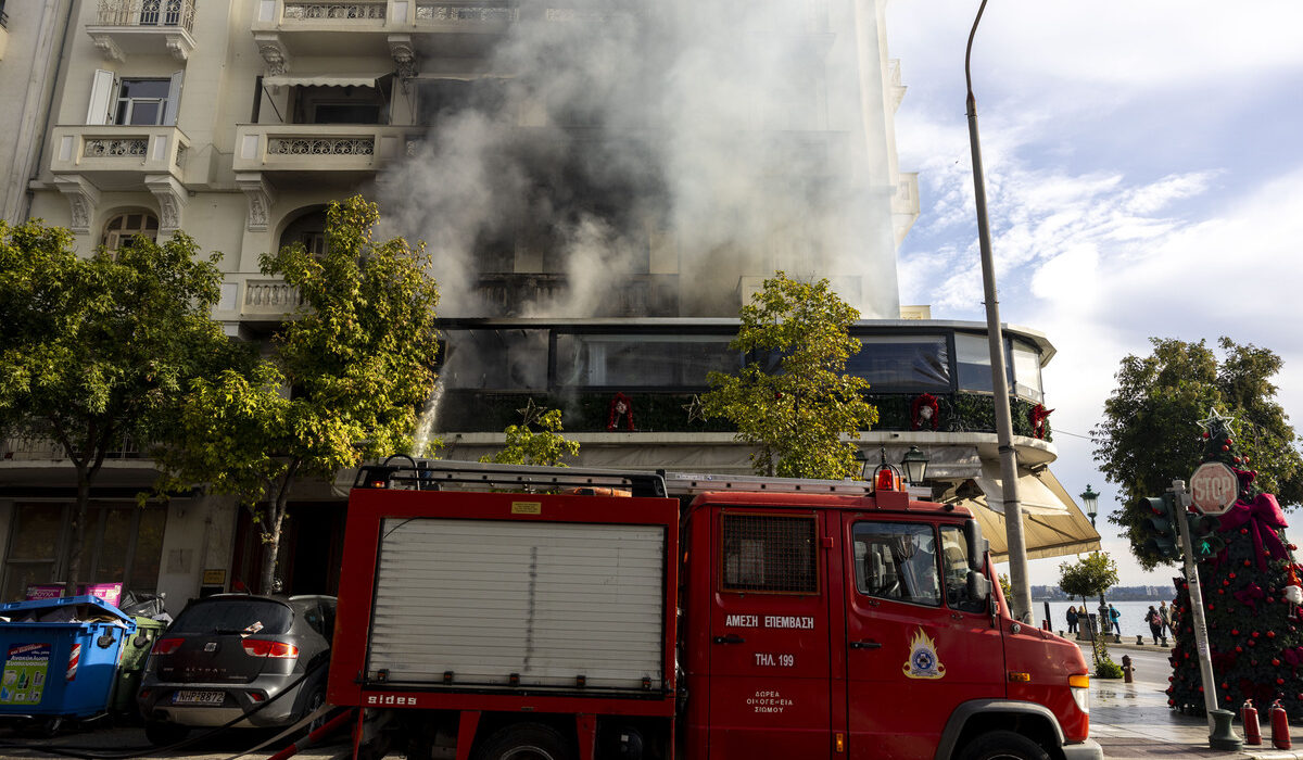 Μεγάλη φωτιά σε πασίγνωστη καφετέρια της Θεσσαλονίκης στην παραλιακή (vids)