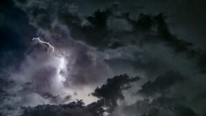 Έρχεται δυνατή κακοκαιρία με βροχές και καταιγίδες – Ανατροπή στο φθινοπωρινό σκηνικό του καιρού σήμερα