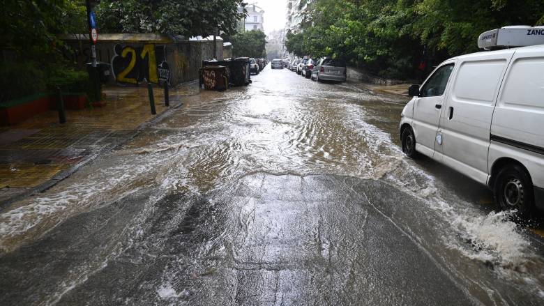 Ισχυρή καταιγίδα «πνίγει» τα βόρεια προάστια – Άνοιξαν οι ουρανοί στην Αττική
