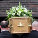 Φρίκη σε κηδεία: Βρήκαν λάθος άνθρωπο στο φέρετρο – Άνδρας υπέστη ανακοπή από το σοκ