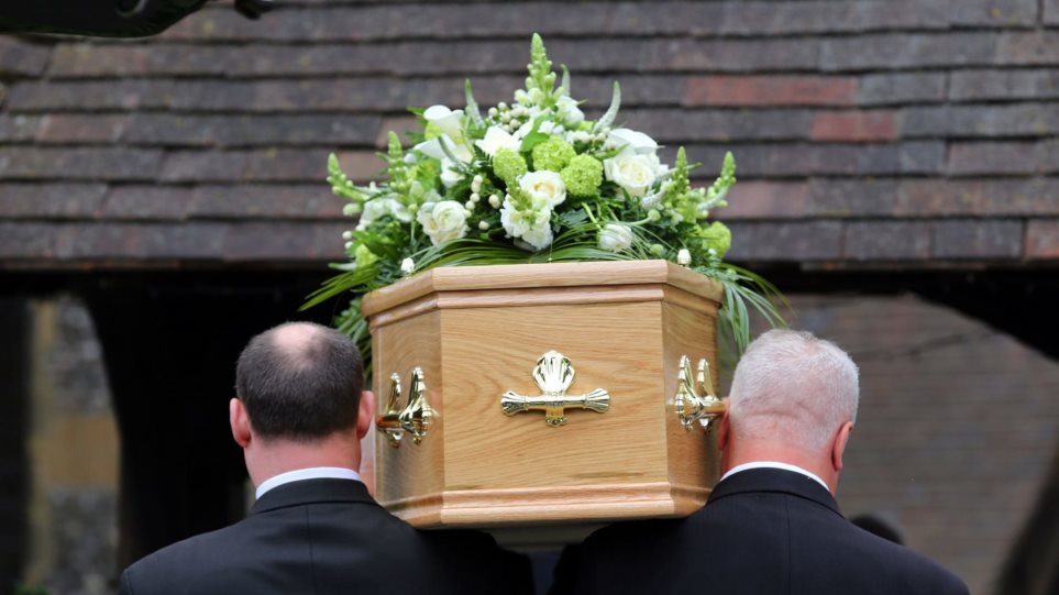 Φρίκη σε κηδεία: Βρήκαν λάθος άνθρωπο στο φέρετρο – Άνδρας υπέστη ανακοπή από το σοκ