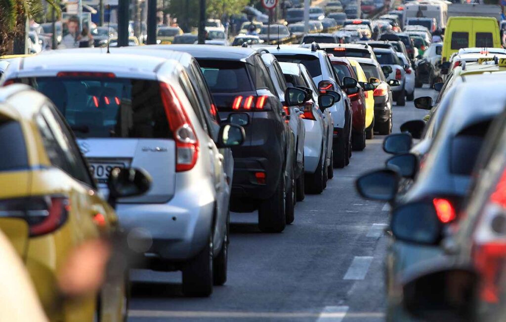 Κίνηση τώρα: Έχουν «φρακάρει» οι δρόμοι στην Αθήνα – Σε ποια σημεία έχουν… κολλήσει τα αμάξια