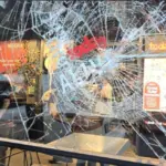 Θεσσαλονίκη: Άνδρας σε αμόκ τα έκανε «γυαλιά καρφιά» σε κατάστημα