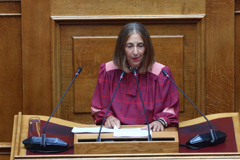 Χαμός στη Βουλή – Λιποθύμησε η Μαρία Αθανασίου της Ελληνικής Λύσης