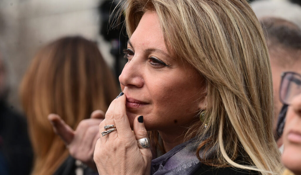 «Αν σβήσει τα ονόματα, θα τα ξαναγράψουμε με ροδοπέταλα»: Καρυστιανού κατά κυβέρνησης για το μνημείο του Αγνώστου Στρατιώτη