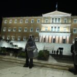 Έκτακτη κινητοποίηση στο κέντρο της Αθήνας – ΜΑΤ μπλόκαραν το Μνημείο του Άγνωστου Στρατιώτη