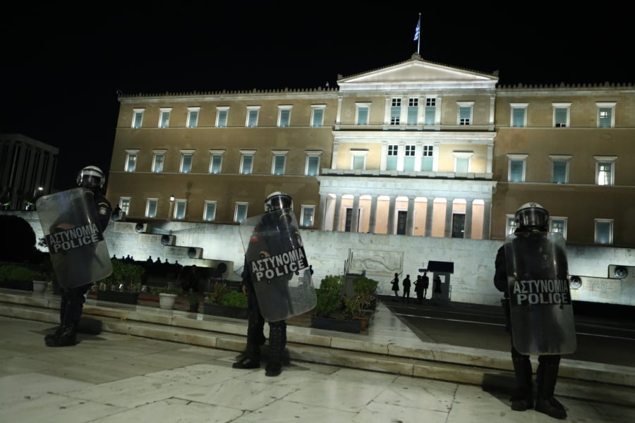 Έκτακτη κινητοποίηση στο κέντρο της Αθήνας – ΜΑΤ μπλόκαραν το Μνημείο του Άγνωστου Στρατιώτη