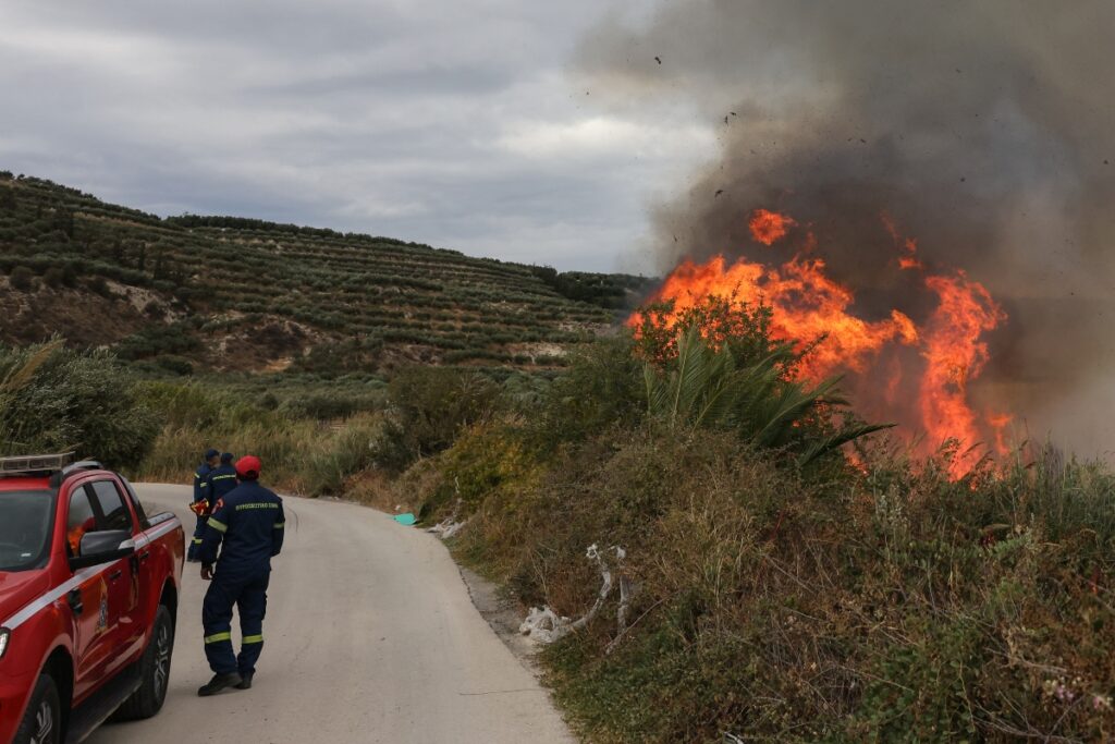 Φωτιά τώρα στις Μελέσες Ηρακλείου – Σηκώθηκαν και εναέρια μέσα