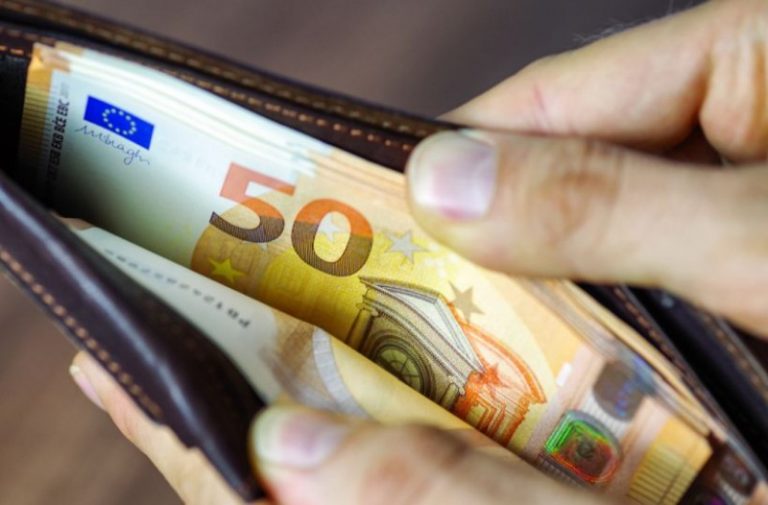 Οδηγίες ΕΚΤ: Έχετε πάντα μετρητά στο σπίτι – Ποιοι οι κίνδυνοι