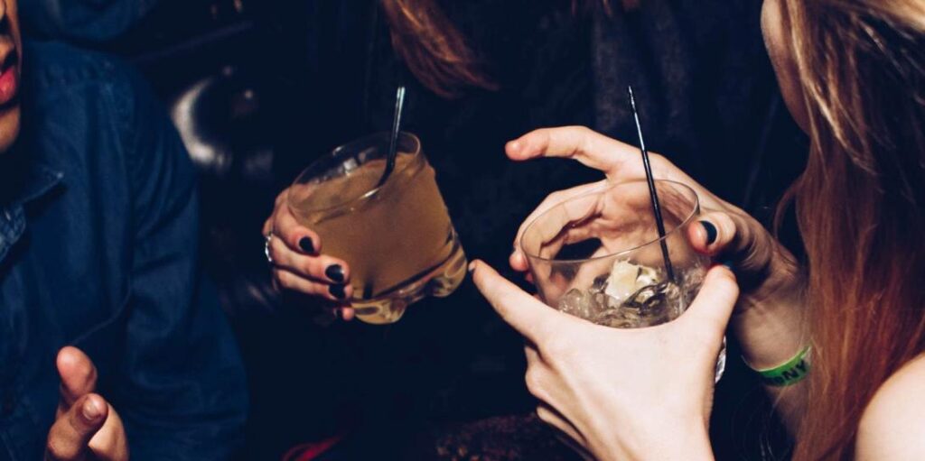 Ανησυχητική αύξηση στα περιστατικά μέθης ανηλίκων: Νέα κρούσματα σε Σαντορίνη, Πάτρα και Θεσσαλονίκη