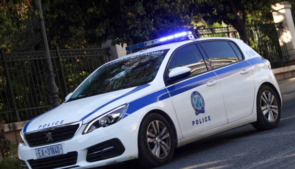 Χειροπέδες σε 16χρονο για κλοπές