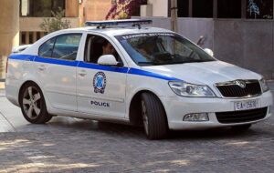 Συναγερμός στο Κρυονέρι – Άνδρας απειλεί να βάλει τέλος στη ζωή του με καραμπίνα