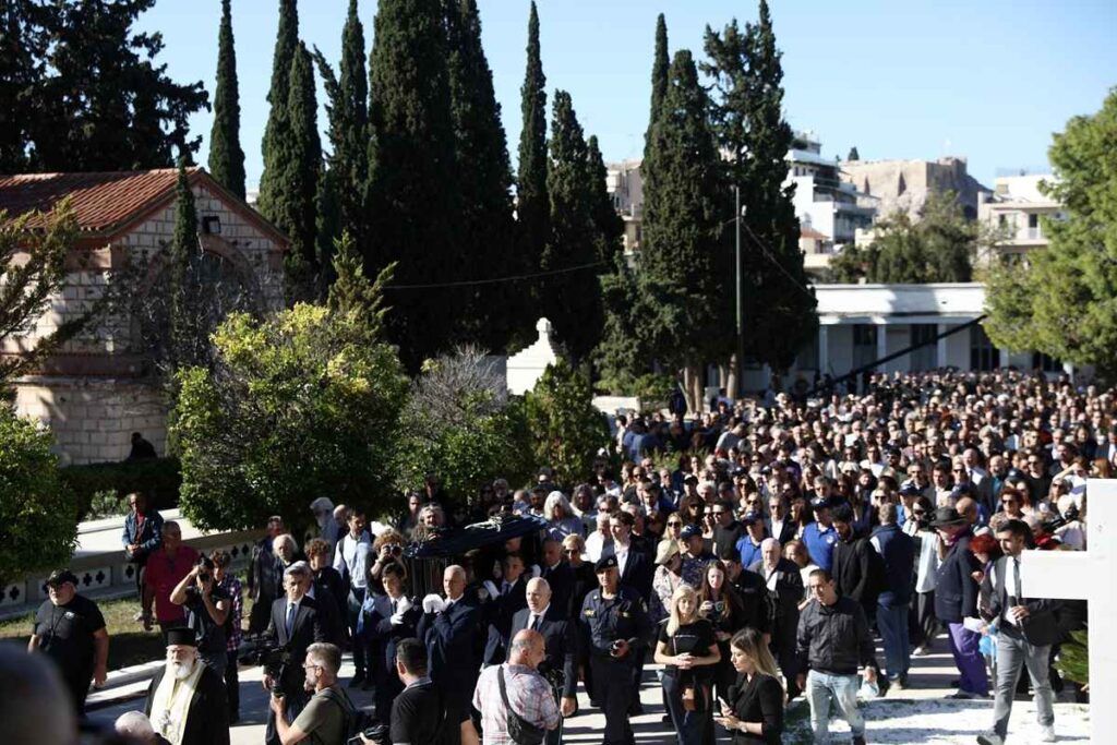 Μεγάλη συγκίνηση! Με το «Ας κρατήσουν οι χοροί» στο Α’ Νεκροταφείο Αθηνών ο Διονύσης Σαββόπουλος (vid)