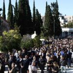 Μεγάλη συγκίνηση! Με το «Ας κρατήσουν οι χοροί» στο Α’ Νεκροταφείο Αθηνών ο Διονύσης Σαββόπουλος (vid)